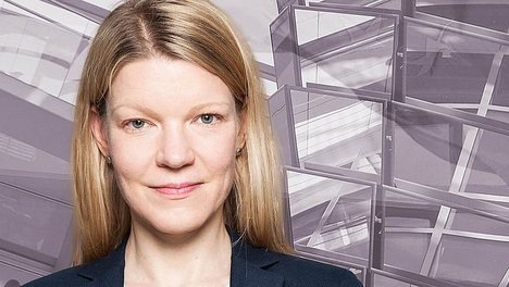 Portrait von Doris Achelwilm MdB. Im Hintergrund ist das Spiegelelement in der Kuppel des Bundestags zu erkennen.